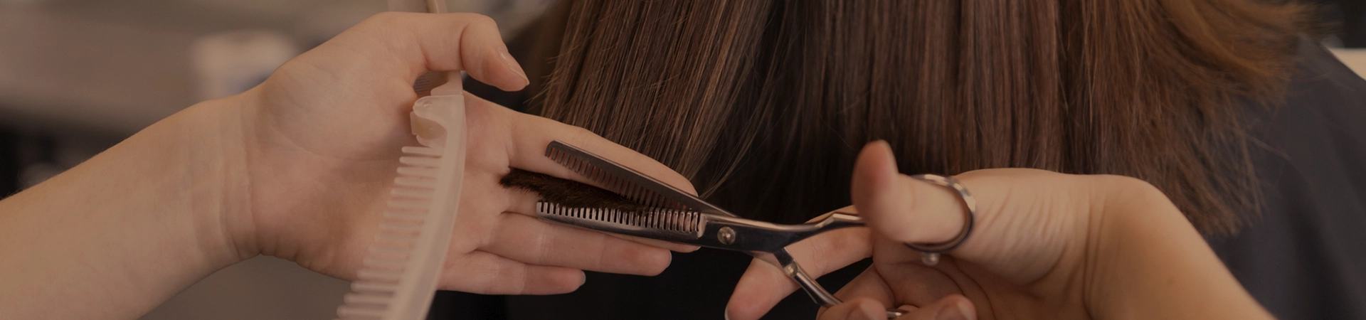 manos peluquera cortando pelo mujer