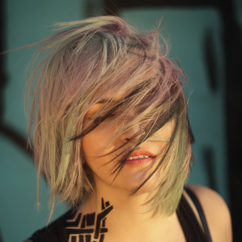 mujer con pelo con mechas colores
