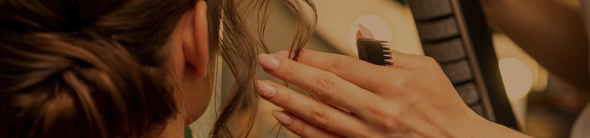 manos peluquera peinando mujer